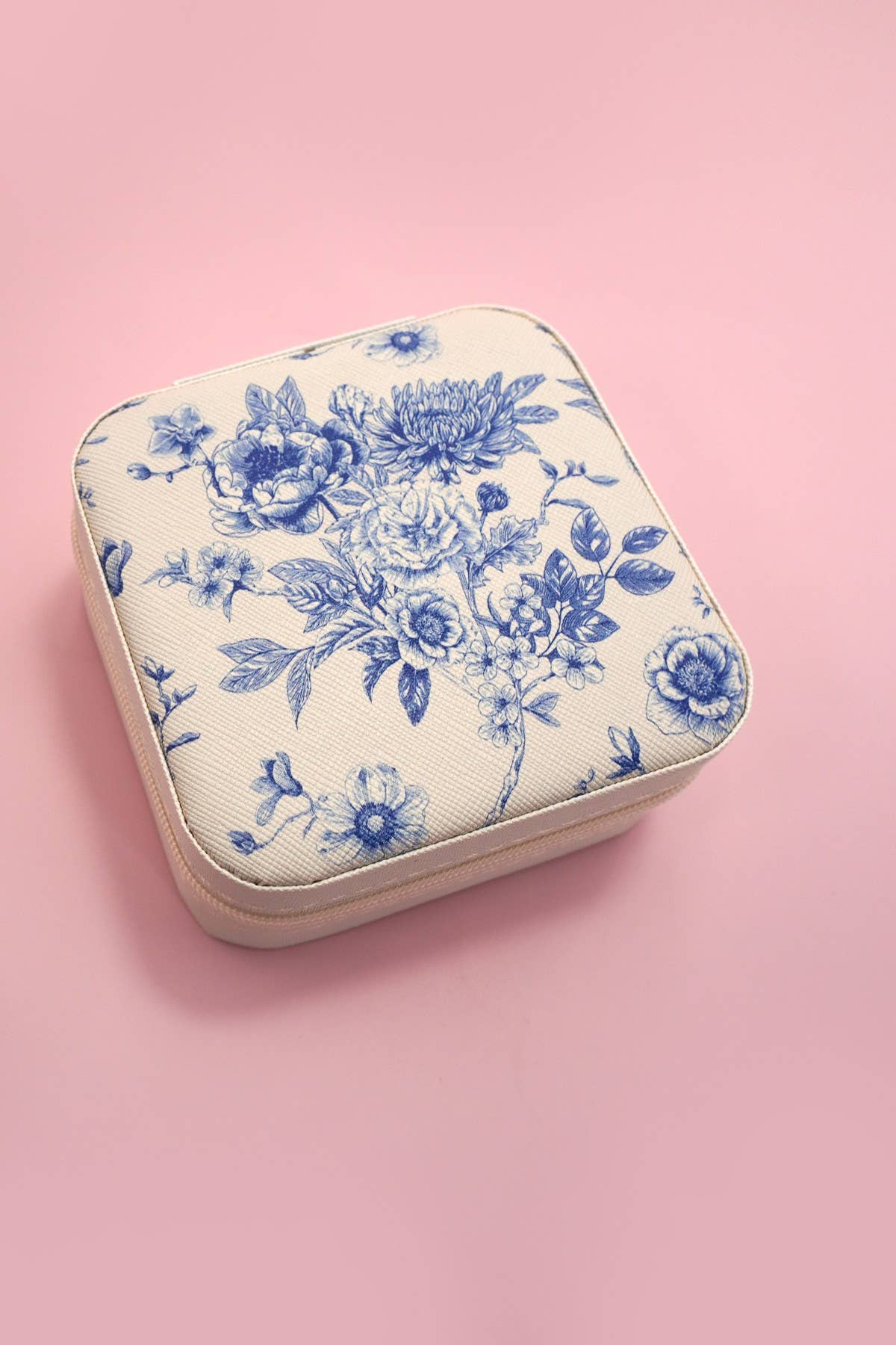 Jewelry organizer travel box