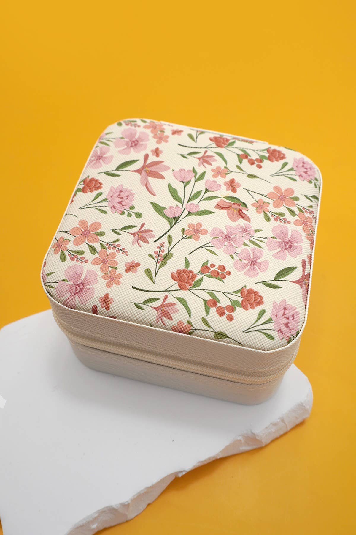 Jewelry organizer travel box