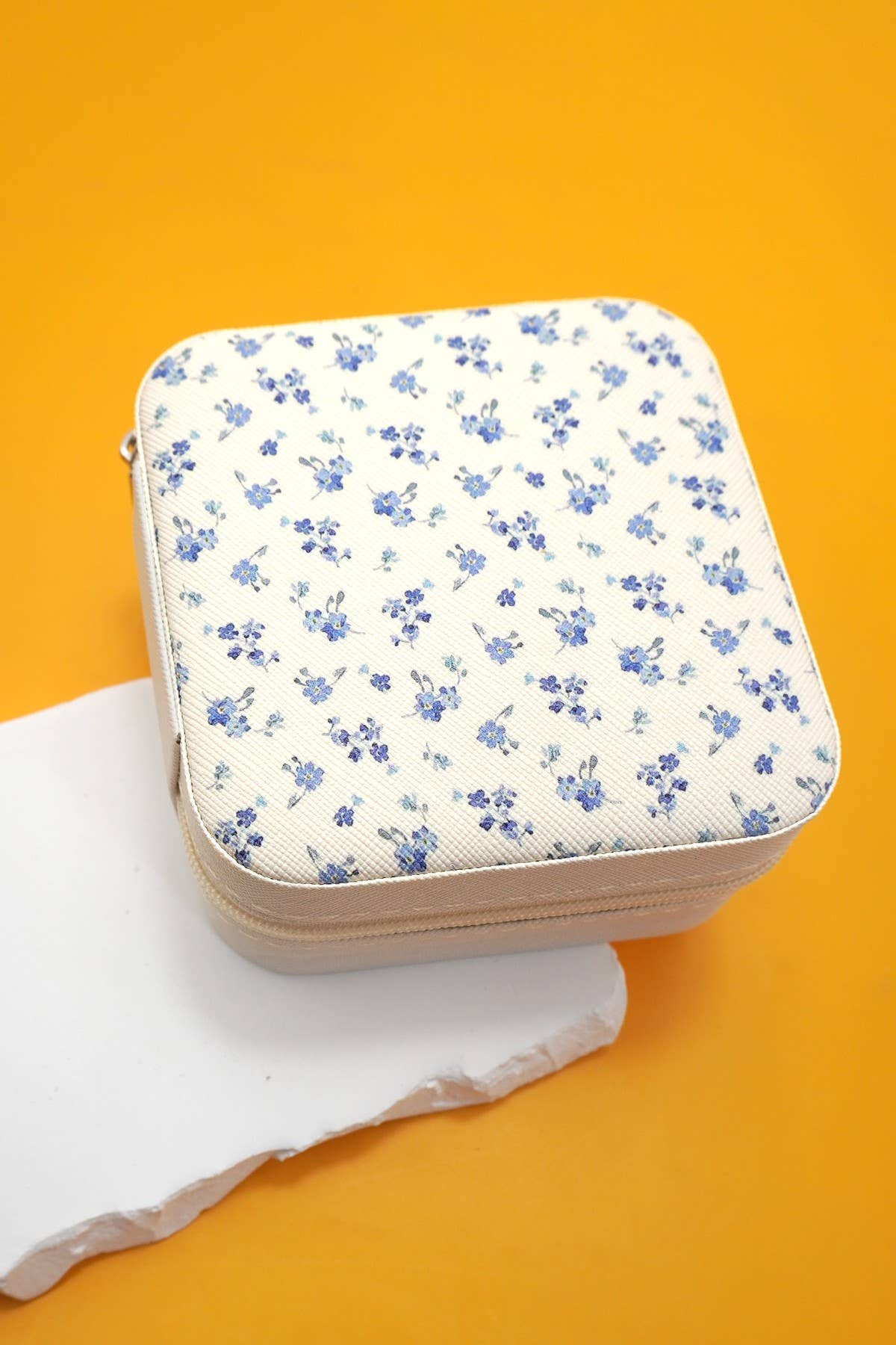 Jewelry organizer travel box