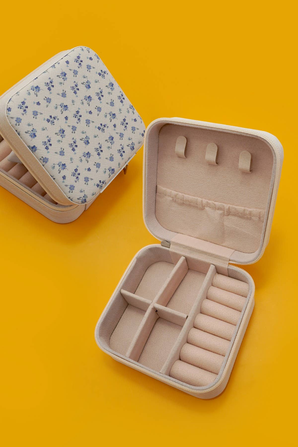 Jewelry organizer travel box