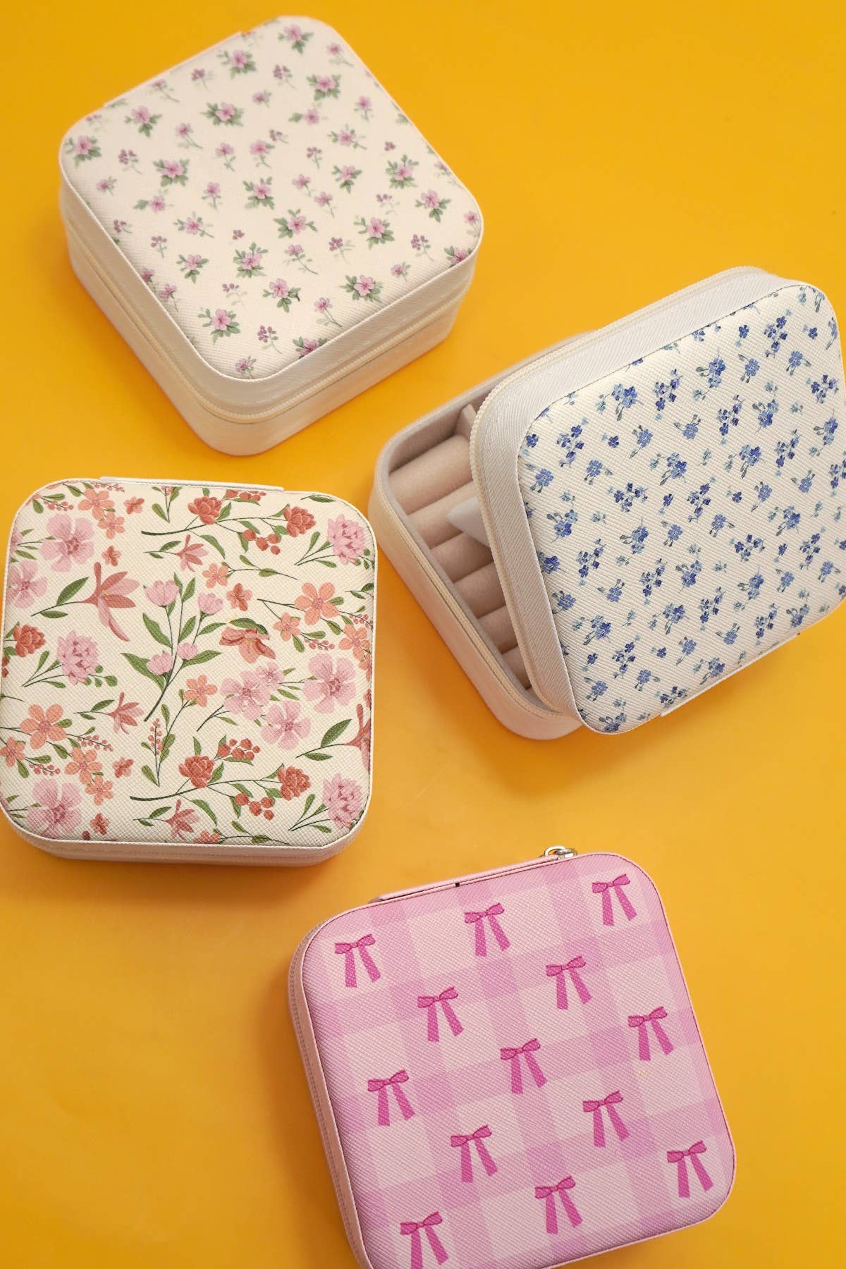 Jewelry organizer travel box